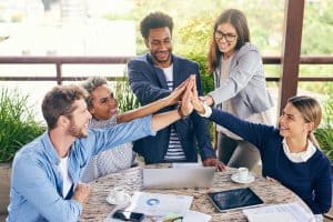 kameradschaft-entstehung-vertrauen-und-wir-gefuehl-im-team